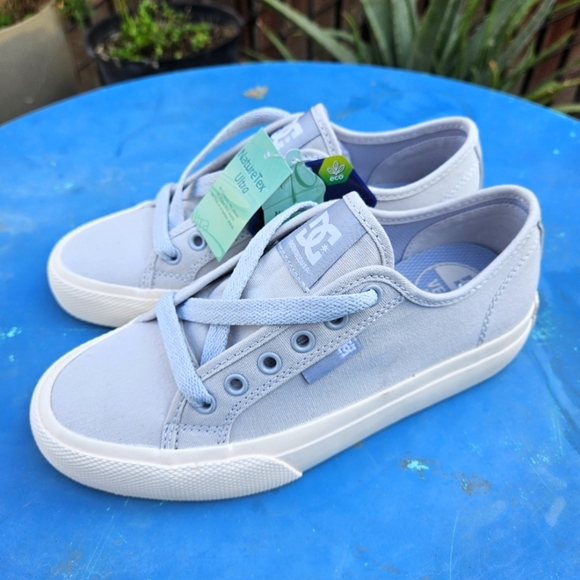 DC Women's Canvas Shoes Size 5 - Picture 3 of 16